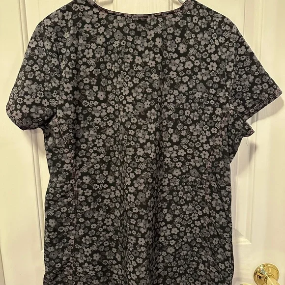 Heartsoul large scrub top. - Picture 2 of 2